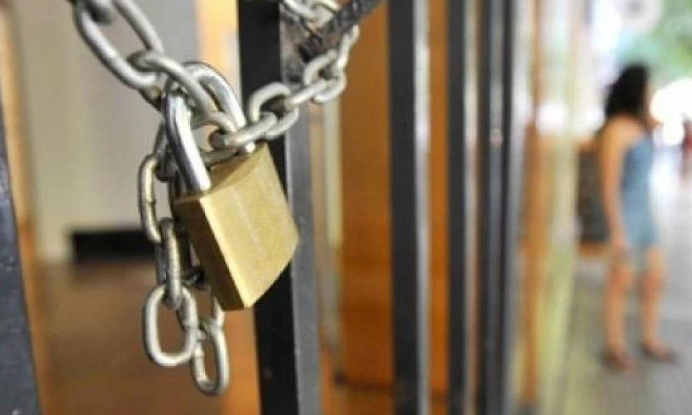 Βίντεο- ντοκουμέντο από τα Χανιά: Πλακώθηκαν διευθυντής και μαθητές για την κατάληψη στο σχολείο